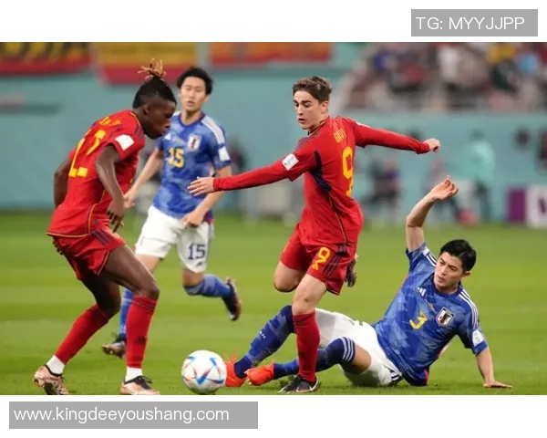 足球传奇再现：50位全球顶尖球星的成长历程与辉煌时刻