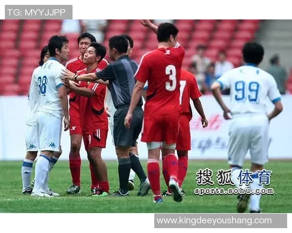 足球明星下大巴引发热议 粉丝激动围堵场面火爆不容错过 足球明星下大巴引发热议 粉丝激动围堵场面火爆不容错过