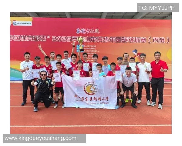 足球巨星亲临参观辉煌奖杯见证荣耀时刻感受冠军精神魅力