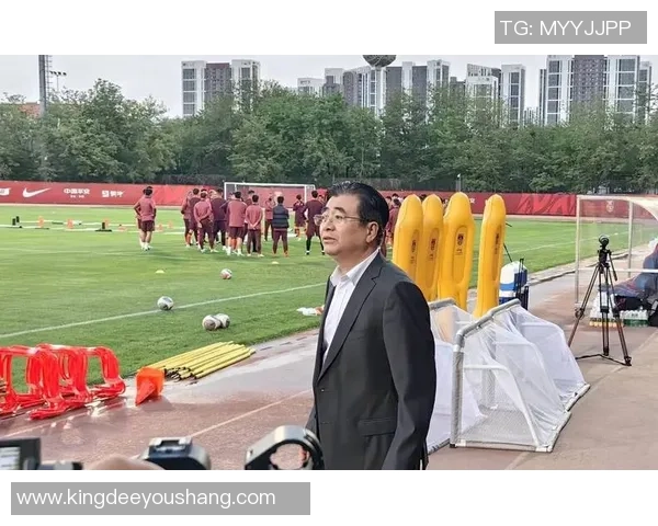 足球球星亲自驾三轮车街头奔波引关注网友纷纷点赞和热议